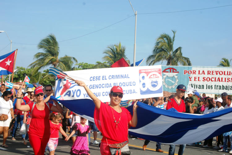 El reclamo de que cese el bloque imperialista contra Cuba estuvo presente en los desfiles en la provincia de Cienfuegos. Foto: Barreras Ferrán.