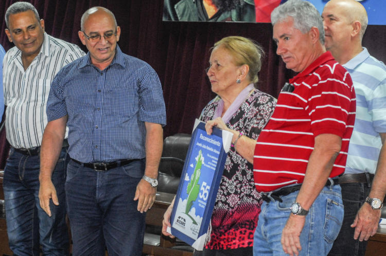La arquitecta Josefina Rebellón exhibe uno de los diplomas de reconocimiento entregados a los precursores del Micons.