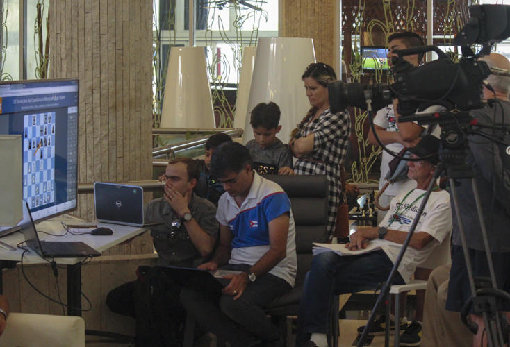 El análisis en vivo de las principales partidas reúne a muchos aficionados. Foto: Isabel Aguilera Aguilar