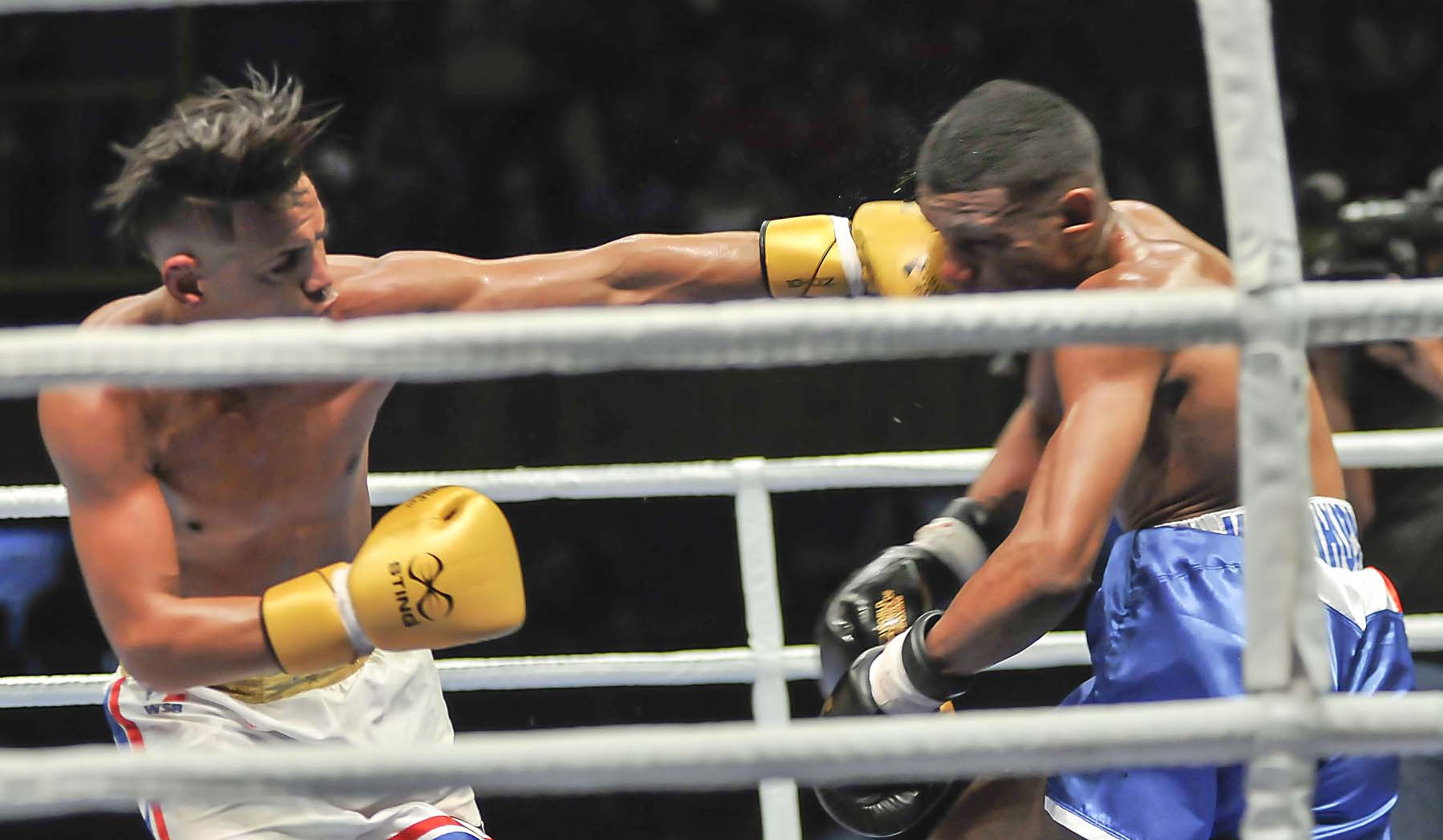 Robeisy Ramírez en la semifinal de la Serie Mundial de Boxeo. Foto: José Raúl Rodríguez Robleda.