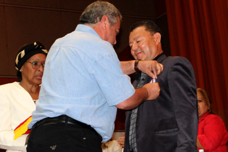 Luis Chavarría Vega recibe la Medalla de la Amistad, de manos de Ulises Guilarte de Nacimiento, secretario general de la CTC, durante el Evento Internacional de Solidaridad. Foto: René Pérez Massola