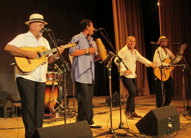 En el escenario los músicos de Pancho Amat y su Cabildo del Son, momento de gratos ritmos autóctonos.