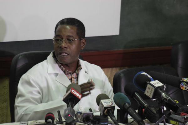 El Dr. Carlos Alberto Martínez Blanco, director del Hospital Universitario General Calixto García Íñiguez, actualiza a la prensa sobre el estado de las dos sobrevivientes del accidente aéreo del pasado 18 de mayo, en La Habana, Cuba. Foto: Alejandro Rodríguez Leiva