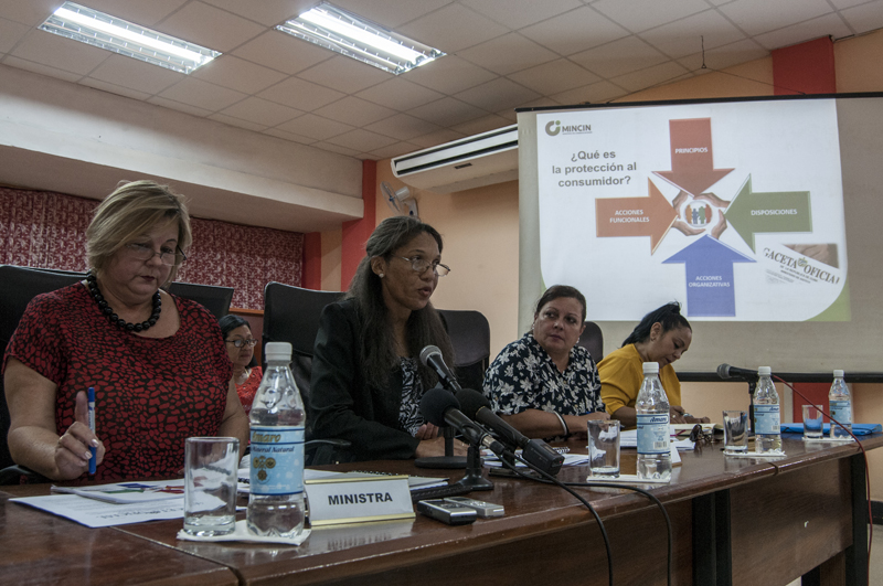 De izquierda a derecha, Mary Blanca Ortega Barredo, Ministra de Comercio Inerior y Yalina Garbey Rivera, al frente de la dirección de Protección al Consumidor del Mincin. Foto: René Massola
