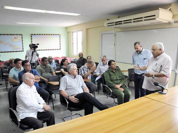 At the Institute of Forensic Medicine, President Díaz-Canel and compañero Machado Ventura received detailed information about the arduous identification process. Foto: Estudio Revolución