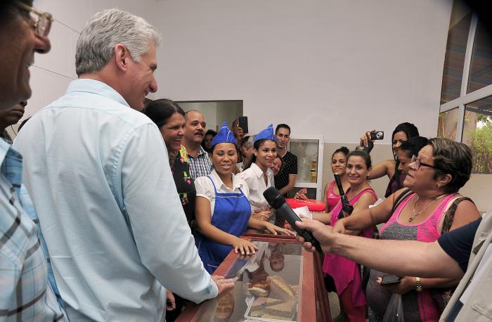 En el complejo gastronómico de Zapata y 12, el Presidente cubano dialogó con pobladores que en ese momento visitaban el lugar. Foto: Estudios Revolución