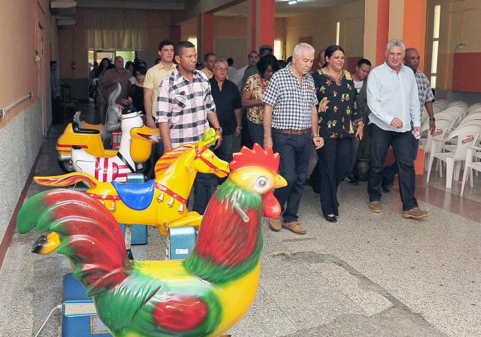 Al recorrer áreas del círculo social «José Luis Tassende», el Presidente de los Consejos de Estado y de Ministros pudo comprobar la calidad de los trabajos de reanimación. Foto: Estudios Revolución