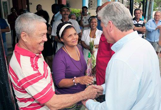 A la salida del complejo gastronómico de Zapata y 12 el pueblo esperaba al Presidente cubano para saludarlo. Foto: Estudios Revolución