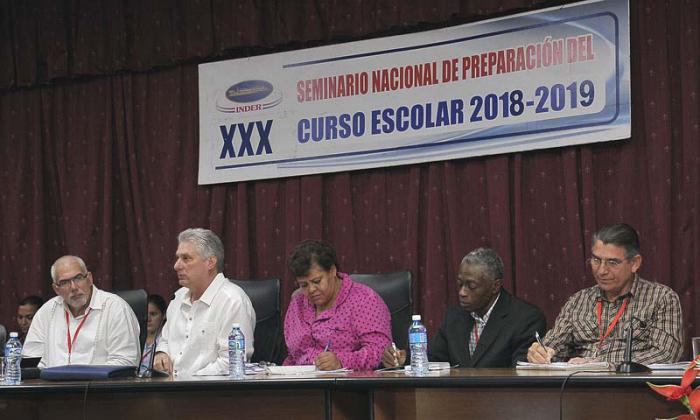 El Presidente cubano Miguel Díaz-Canel Bermúdez, acompañado por Antonio Becalli Garrido, presidente del Inder, compartió con cuadros y directivos del sistema deportivo cubano sobre el curso escolar 2018-2019. Foto: Estudios Revolución