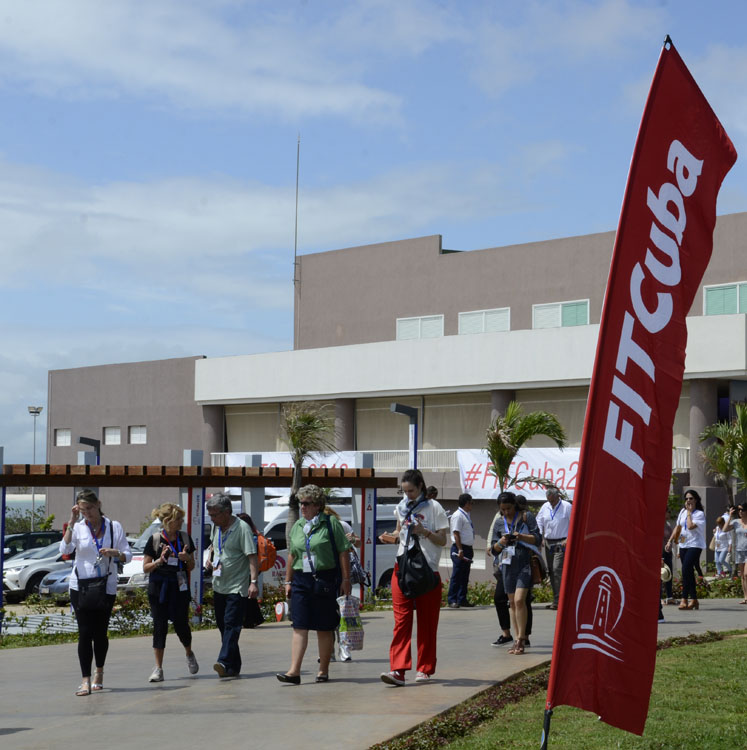 Participantes en la Feria Internacional de Turismo de Cuba caminan por el hotel Sercotel, sede de la Feria. Villa Clara. Foto: Joaquín Hernández Mena