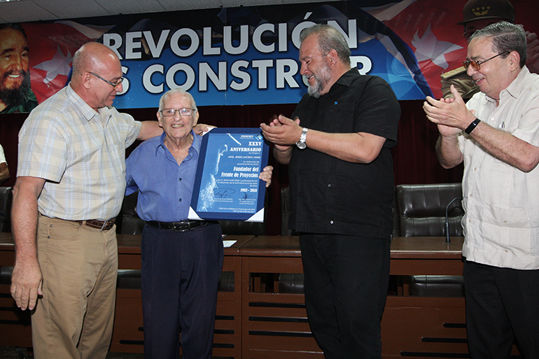 De izquierda a derecha, los ministros de la Construcción y de Turismo felicitan a Jesús Lacera Linde, secretario del Frente de Proyectos. Foto: René Pérez