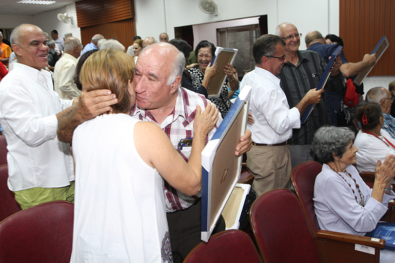 Además de los 24 diplomas de fundadores que entregó la presidencia, los directores de las empresas de diseño e ingeniería realizaron idéntico agazajo con uno de sus trabajadores, en represenación de los que acumulan 35 años en el Frente de Proyectos. Foto: René Pérez Massola