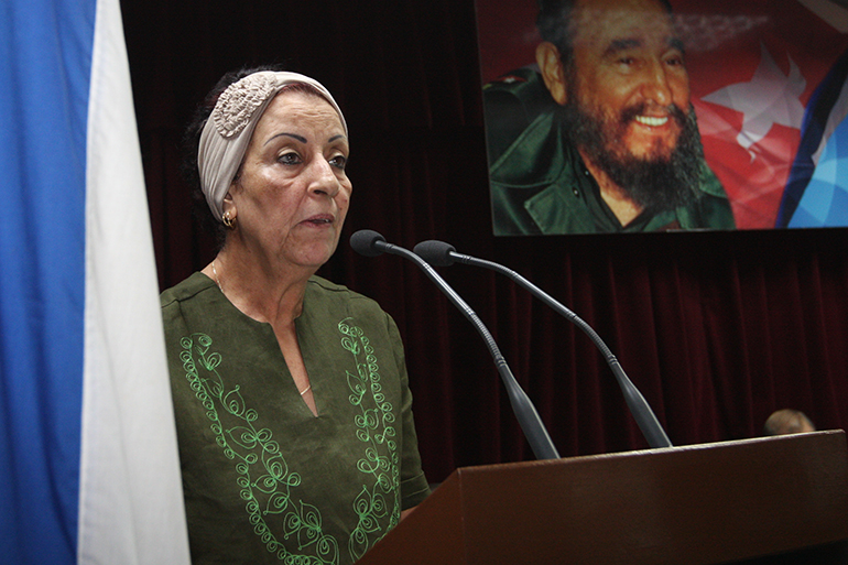 La arquitecta Martha Acosta leyó la dreclaración del compromiso de los proyectistas cubanos. Foto: René Pérez