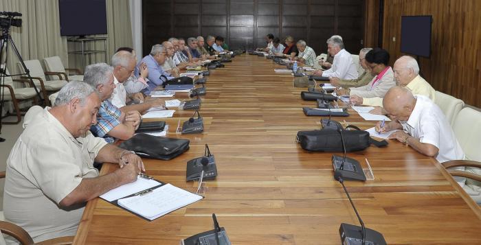 President Díaz-Canel called a meeting to analyze the country’s housing program, in which several leaders participated, including Comadante de La Revolución Ramiro Valdés Menéndez. Photo: Estudio Revolución