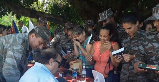 Jóvenes soldados y oficiales de la unidad combativa asistieron en Guantánamo a la presentación del libro Cien Horas con Fidel.