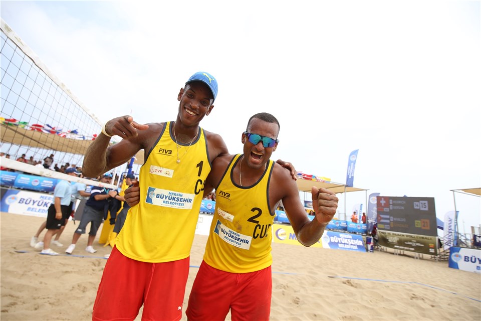 Nivaldo y Sergio festejan el bronce de la parada turca. Foto: FIVB