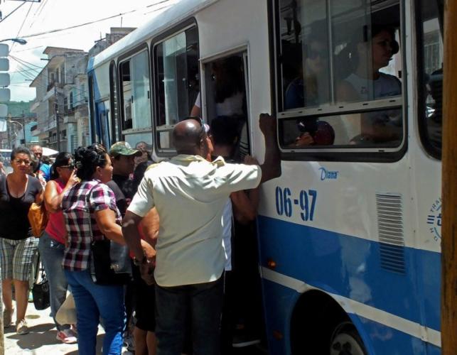 La entrada de ómnibus Diana a la provincia ha mejorado ligeramente la transportación de pasajeros, sobre todo en la cabecera provincial. Foto: Lisandra Cardoso