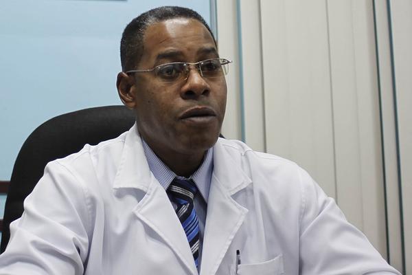 El Dr. Carlos Alberto Martínez Blanco, director del Hospital Universitario General Calixto García Íñiguez, actualiza a la Agencia Cubana de Noticias sobre el estado de Mailén Díaz Almaguer, de 19 años de edad, sobreviviente del accidente aéreo ocurrido el pasado 18 de mayo en La Habana. Foto: Ariel Ley Royero