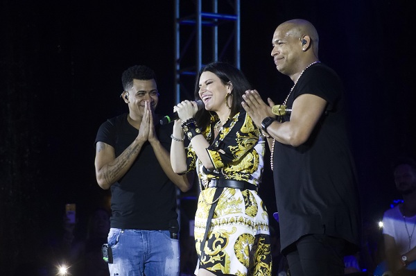 La cantante italiana Laura Pausini (C), junto al grupo musical cubano Gente de Zona, durante el concierto realizado en la Ciudad Deportiva, en La Habana, Cuba. Foto: Ariel Ley Royero