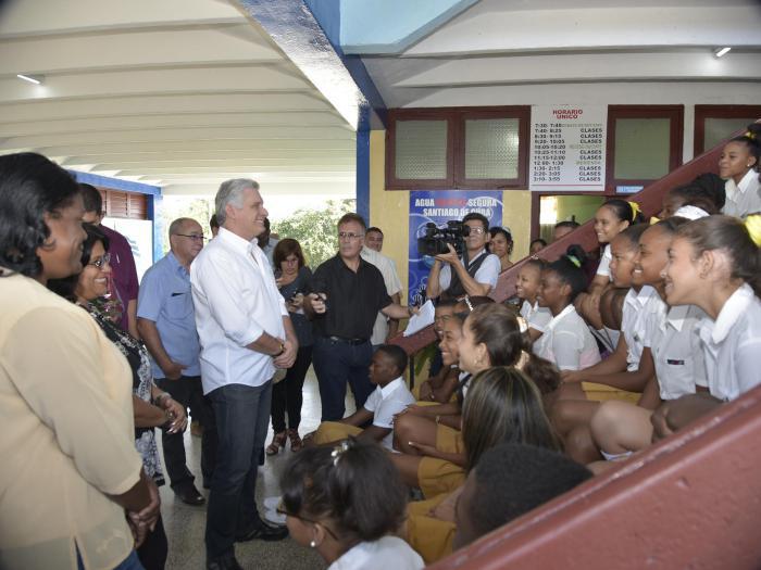 La escuela secundaria básica Armando García Aspuru fue este miércoles el primer lugar visitado por el Presidente. Foto: Estudios Revolución