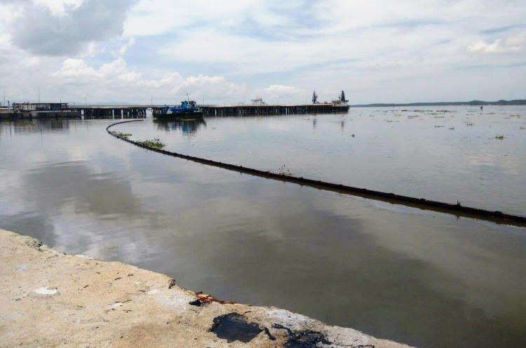 La utilización de barreras de contención ha permitido detener el avance de las manchas de hidrocarburos en la bahía cienfueguera. / foto: Cortesía del Equipo de Comunicación de la refinería de Cienfuegos