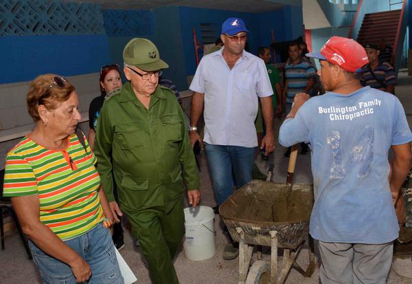 El General de Cuerpo de Ejército Ramón Espinosa Martín (centro izq.), viceministro de las Fuerzas Armadas Revolucionarias (MINFAR), comprueba avances en los trabajos de construcción y recuperación del estadio Cándido González, en Camagüey. Foto: Rodolfo Blanco Cué