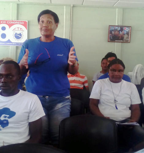 Numerosas intervenciones abordaron diferentes aspectos contenidos en el documento. Foto: Cortesía de la CTC en Cienfuegos.