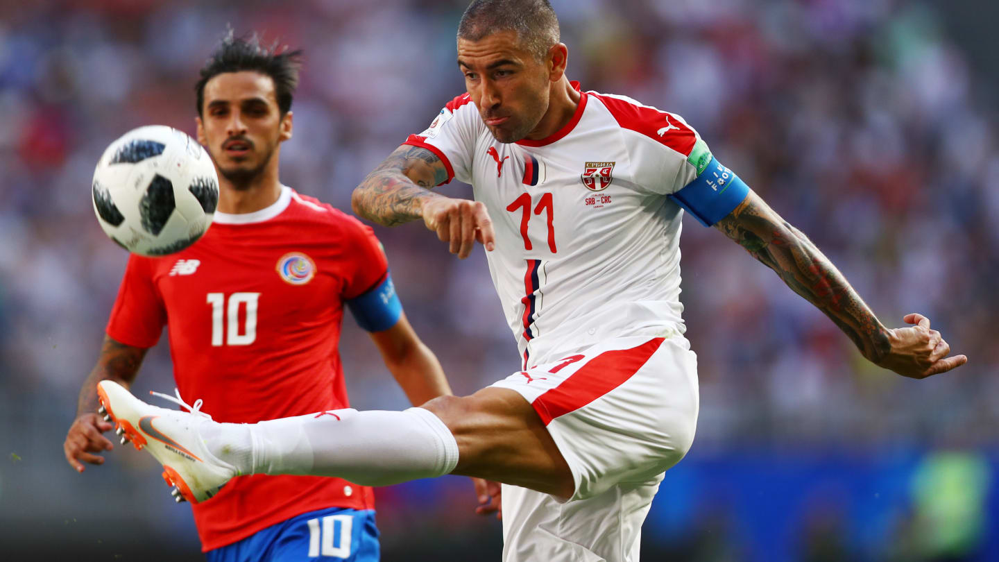 Aleksandr Kolarov definió de tiro libre para Serbia. Foto: fifa.com