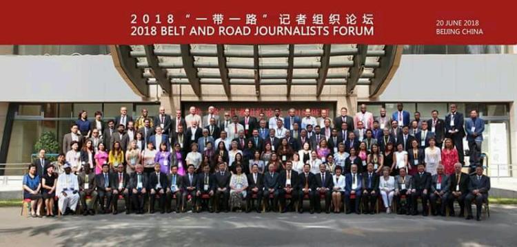 Foto oficial de los participantes al foro La Ruta y la Franja.