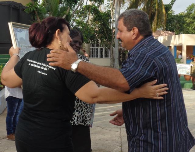 El ejemplar desempeño de Jorge al frente de la recuperación pos huracán Irma en Varadero le valió el reconocimiento entregado por la primera secretaria del Partido y la presidente del gobierno en la provincia. Foto: Noryis