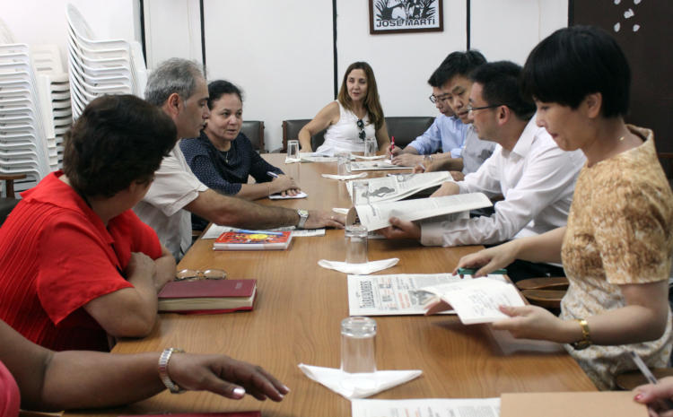 El director de Trabajadores, Alberto Núñez Betancourt, les explicó a los visitantes las características del semanario impreso y de su versión digital diaria, el contenido de sus secciones y el seguimiento que actualmente le está dando el rotativo al proceso orgánico del XXI Congreso de la CTC. Foto: Isabel Aguilera Aguilar