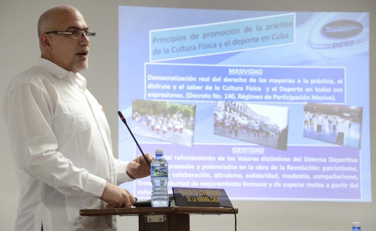 El Presidente del INDER, Antonio Becali, durante su intervención en la Comisión Salud y Deporte de la Asamblea Nacional. Foto: Joaquín Hernández Mena.