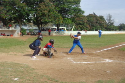 Los trabajadores eléctricos juegan al softbol
