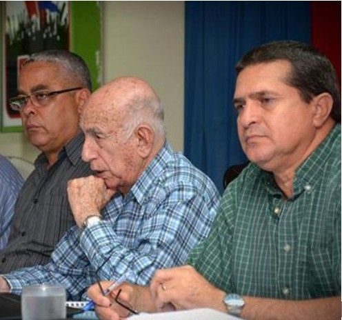 Luis Torres Iríbar (izq.) es el nuevo Primer Secretario del Partido en la capital del país. Ernesto Santiesteban (der.) asumió como Primer Secretario en Holguín. José Ramón Machado Ventura (centro) presidió el Pleno del Comité Provincial del PCC eb Holguín.