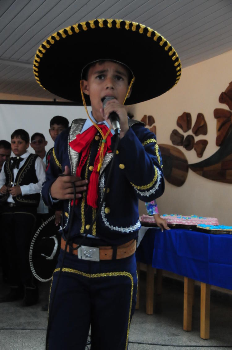 Los integrantes del proyecto Los Aztecas del Balcón amenizan el encuentro. Foto: Ángel Chimeno Pérez