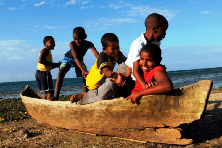 Niños de la etnia garífuna en una de las playas de Roatán, Honduras. Foto: Telesur.