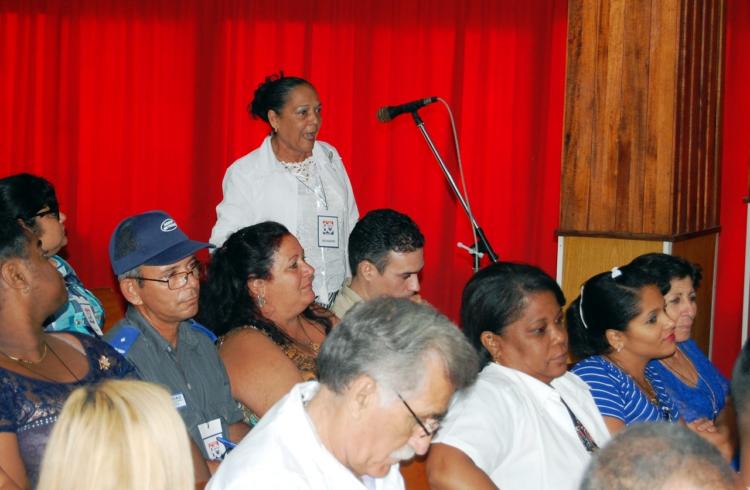 Olga Lidia Sánchez expuso las transformaciones positivas ocurridas en el funcionamiento sindical en el hospital Gustavo Aldereguía Lima, en el cual están organizadas 77 secciones sindicales. Foto: Barreras Ferrán.