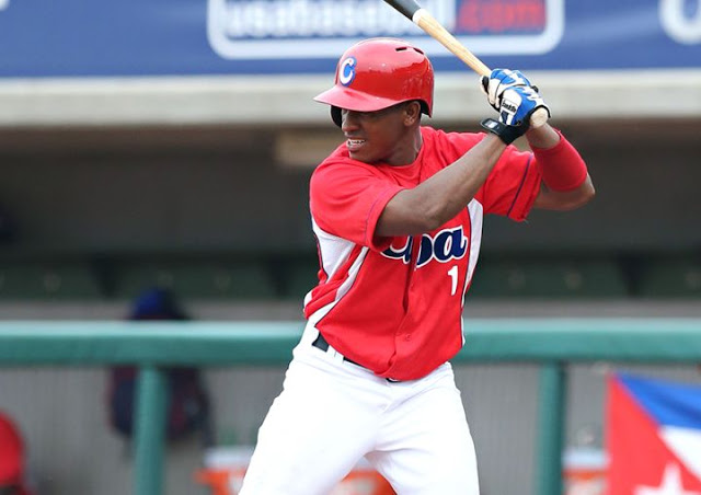 Roel Santos, lo mejor por Cuba con dos hits ante Colombia.
