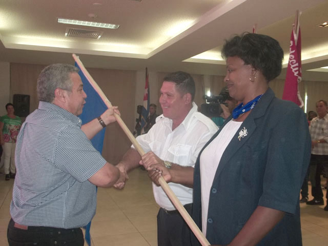 Ulises Guilarte entregó la bandera Proeza Laboral al colectivo del Aeropuerto Jardines del Rey, uno de los ocho centros merecedores del título honorífico por la recuperación en tiempo record de la instalación damnificada por el huracán Irma. Foto: José Luis Martínez Alejo