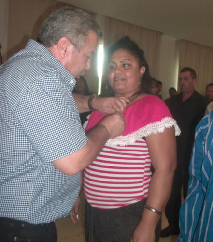 Justa Ismairy Villa Tabeira, junto con Armando Emilio Yera Pomares y Antonio Eduardo Aguilera Franco, recibió la Orden Lázaro Peña de Tercer Grado. Foto: José Luis Martínez Alejo