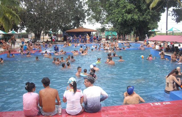 Las piscinas volverán a ser una de las opciones veraniegas más refrescantes frente al intenso calor que ya se siente en tierras avileñas. Foto: José Luis Martínez Alejo