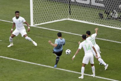 Uruguay clasifica a balón parado