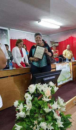 Josefina Córdova, presidenta de la ACTAF en Ciego de Ávila, recibió estímulo por la labor de esa asociación, y también el Premio por la Obra de la Vida. Foto: Ana Margarita González