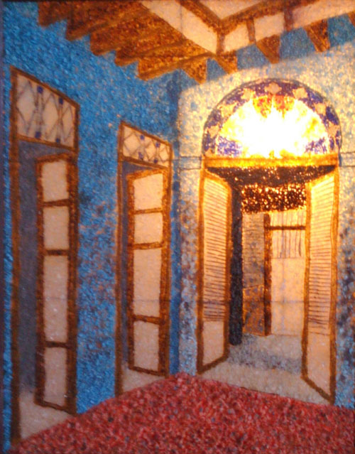 En la exposición de lámparas de vidrio, en la galería Manos, se exhibe una pieza realizada por Lázara Rodríguez Cedeño —del proyecto cultural Familia Cadalso—, aspirante a ingresar en la Acaa. | foto: Alberto Castañeda