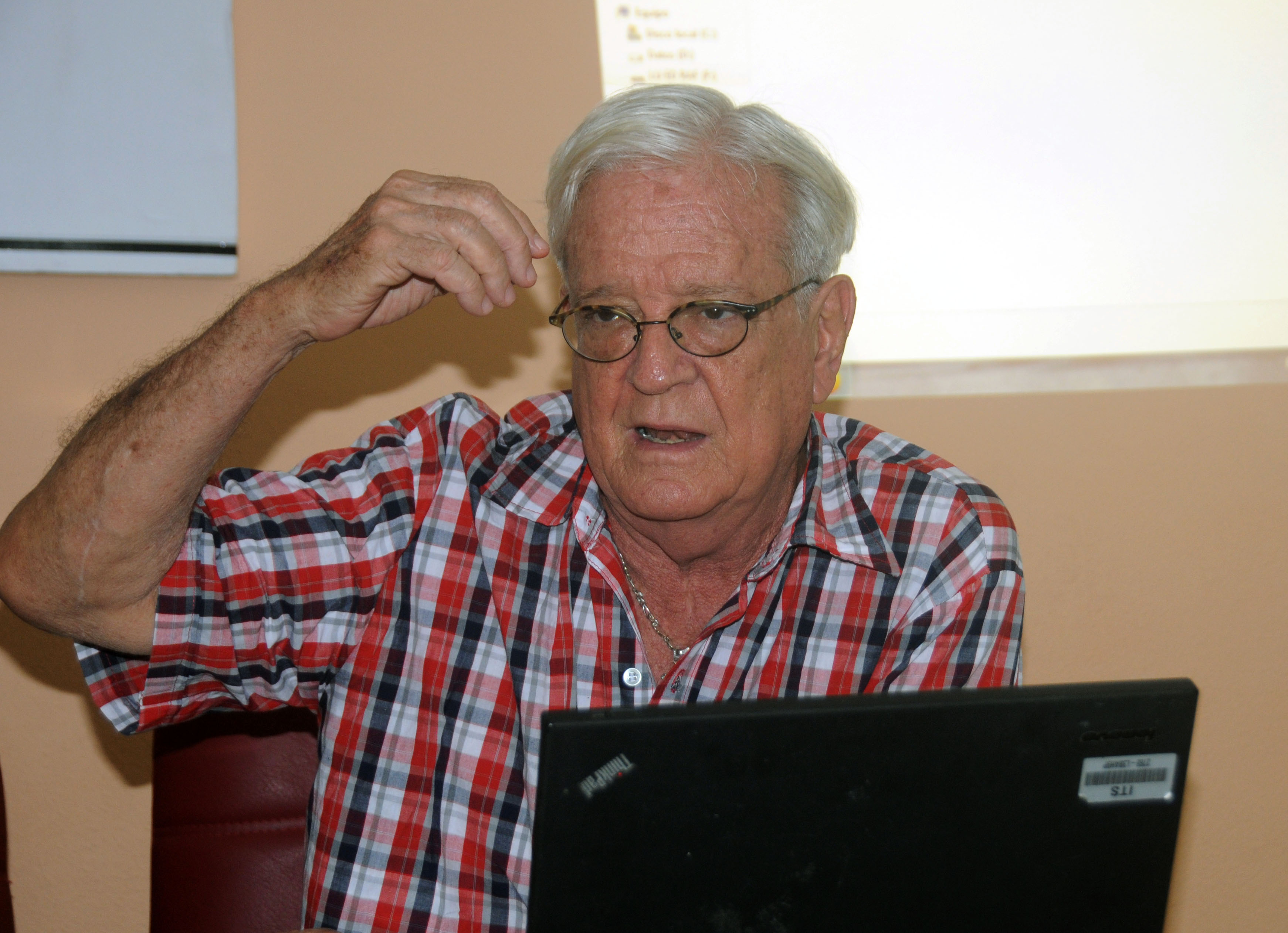 Para el Dr.C Luis Álvarez Álvarez el periodista cultural debe ser un gestor de conocimiento, que debe ir más allá de la búsqueda de información, y poder explicarla, analizarla, contextualizarla, interpretarla. Foto: Orlando Durán Hernández