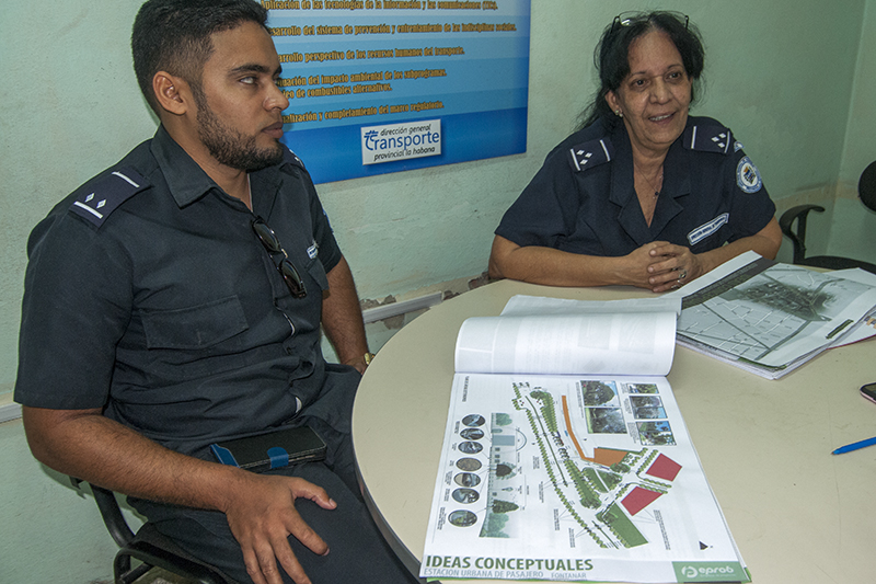 El jefe del Departamento de Desarrollo de DGT, Reinier Campos, junto a Lupe Rodríguez directora de Planeamiento. Foto: René Pérez