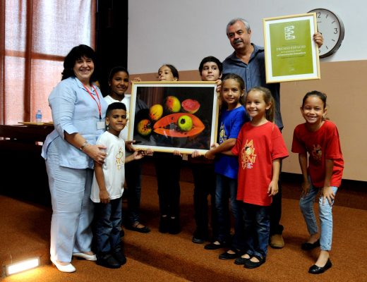 Junto a Rosa María Pérez Gutiérrez, presidenta nacional de la Accs, Carlos Alberto Cremata Malberti (Tin) y algunos de los integrantes de la Compañía de Teatro Infantil “La Colmenita”, reconocidos con el Premio Espacio por la Obra de la vida y en la categoría de Comunicación Comunitaria, respectivamente. Foto: Omara García Mederos/ACN