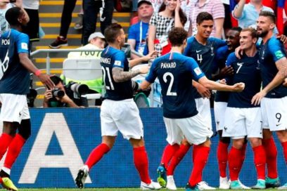 Francia avanza “de la mano del diez”