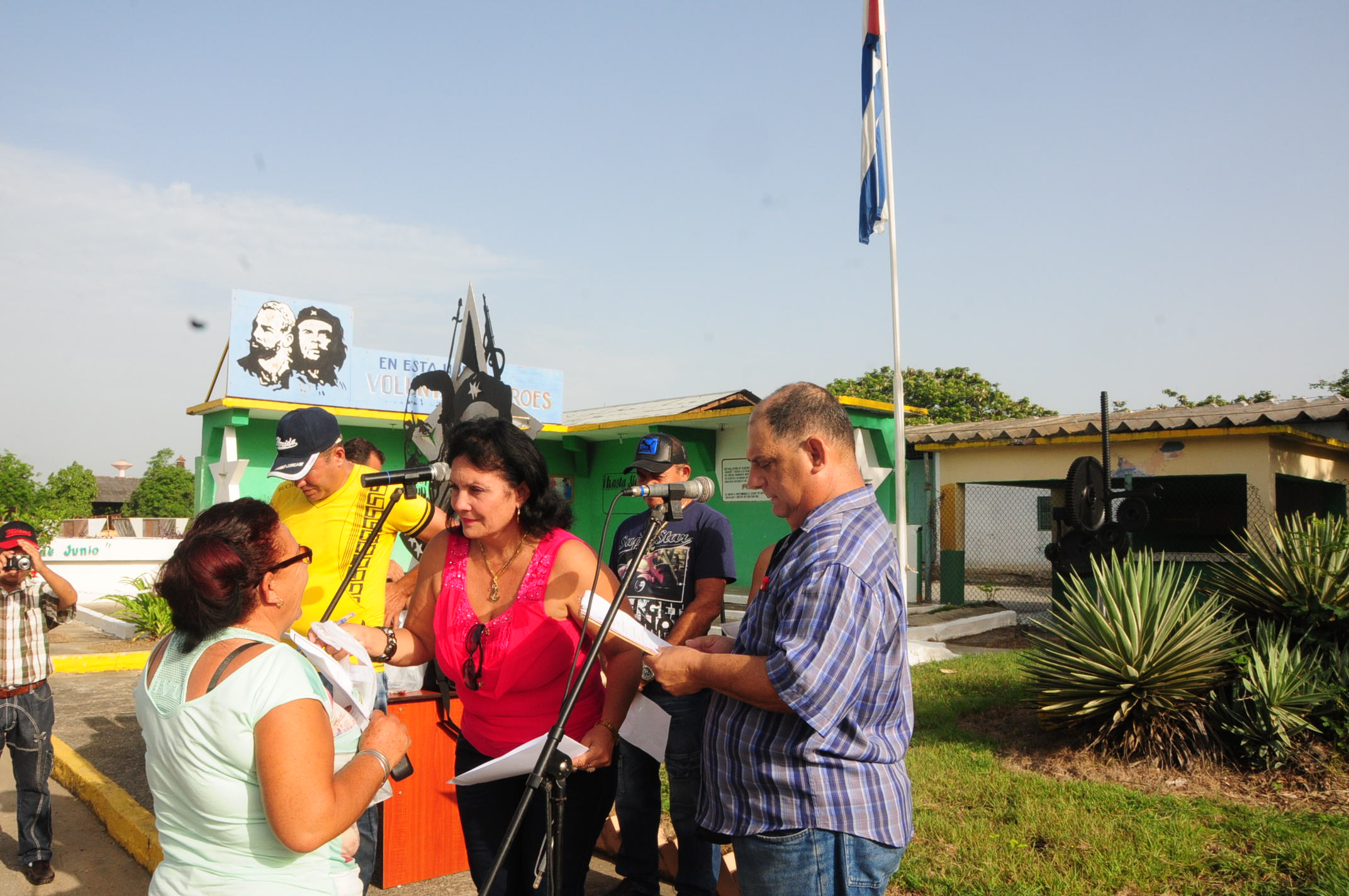 Carmen Tamayo Pérez, secretaria del Buró Provincial del Sindicato Azucarero, entrega reconocimientos. Foto: Ángel Chimeno Pérez