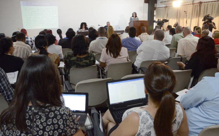 Comisión permanente de construcción, energía e industria del Parlamento cubano, en sesión extraordinaria. foto: Joaquín Hernández Mena